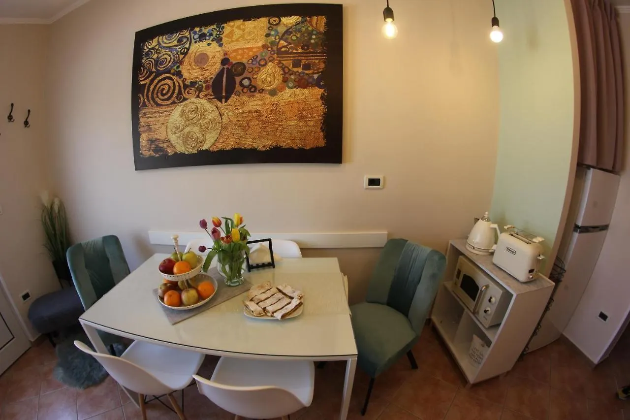 Room And Apartment Doris Lovrecica  Guest house