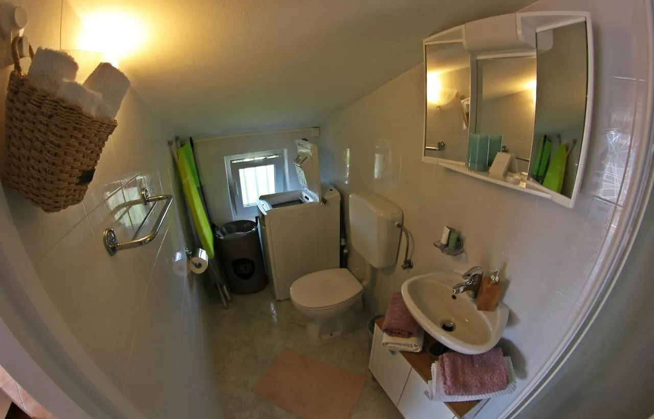Room And Apartment Doris Lovrecica  Guest house