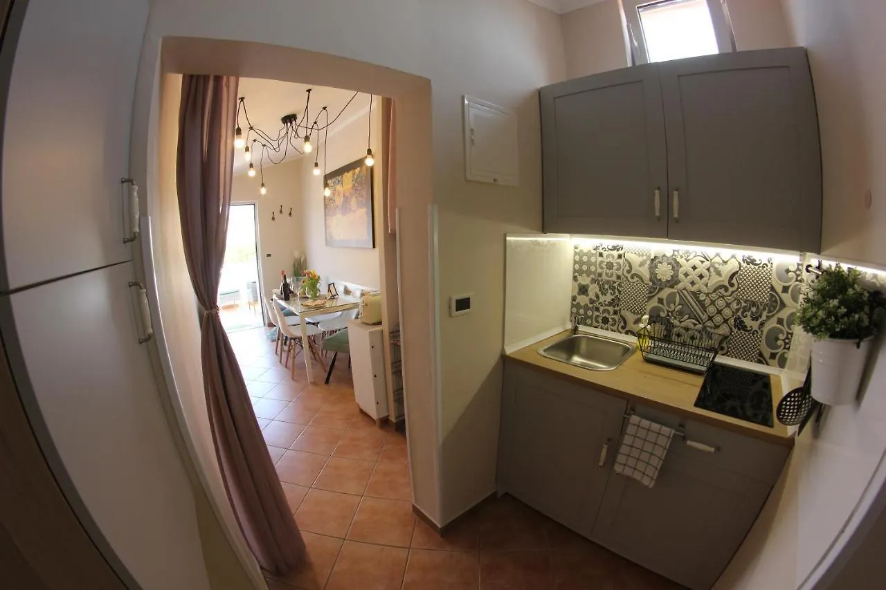 Room And Apartment Doris Lovrečica
