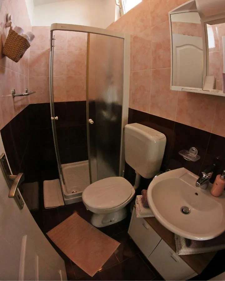Room And Apartment Doris Lovrečica Pensionat